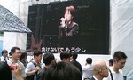 会場前の大スクリーンではライブ映像.jpg